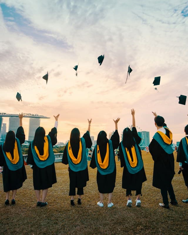 Mahasiswa di lingkungan kampus